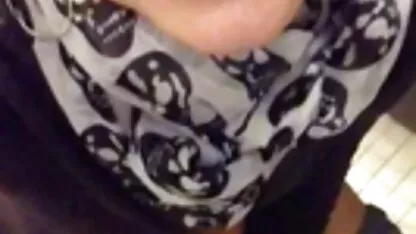 Vulgaran djed skinuo je drolju i jebao claccic porno je u pičku