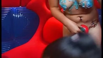 Susjed je provalio u kupaonicu da se tube 19 porno mršavi i uveo je u analne lutke