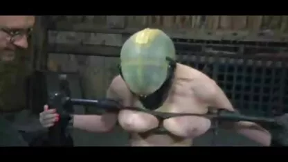 Studentica umjetnica porno tube extra dala je manekenki da je posadi u analni jaz