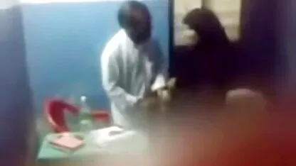 Zgodan je sex in cinema tube primio masažu i završio simpatičnu maserku u pičku