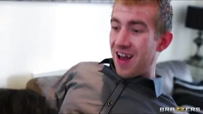 Mišićav tip ubacio je veliki kurac u sekx videok malenu azijsku macu