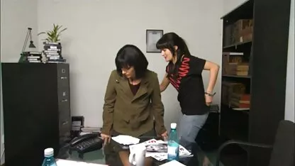 Pilić dugog nogu je porno spion masturbirao vijkom na nogama i dao je prijatelju analnu rupu