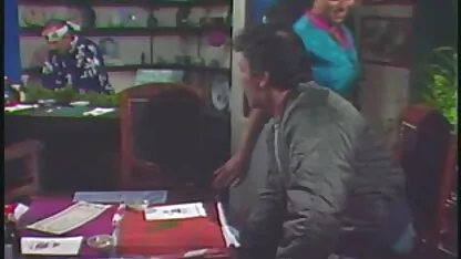 Glamurozna plavuša nakon natjecanja nylon tube porno u ljepoti nježno obrijala obrijanu kapu