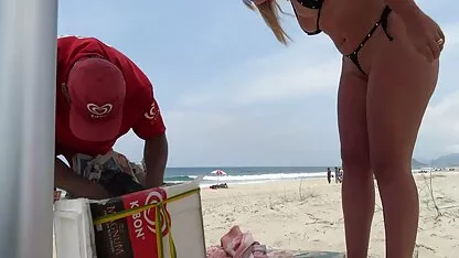 Plavooki oma tube porno milf ublažio je momkovu razdvojenost od djevojke vrućim seksom