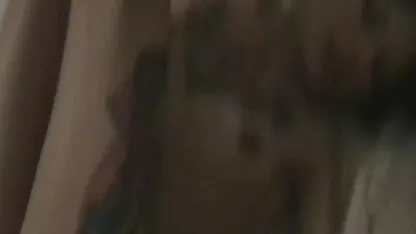 Jedna mlada šarmantna djevojka, momci su se izmjenjivali puzeći po xxx movies tube porno krevetu