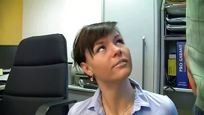 Zabrinuti učitelj posadio je debeli kurac u malu pičku mršavog učenika vintage old porno