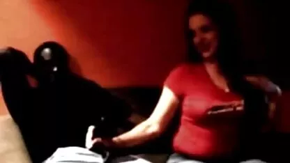 Pokorena Latina poslušno širi peciva pred strogim pornó sex video majstorom