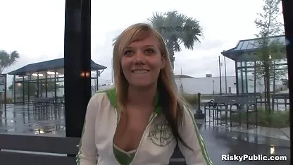 Muž koji full tube porno vara jebe prekrasnu tamnokosu prostitutku