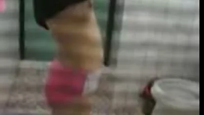 Mlada supruga jebe suprugu s rakom mowies porno u kupaonici