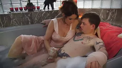 Oprana pod tušem xxx german mom Mandu i uzela čistu svinjku koja se budi