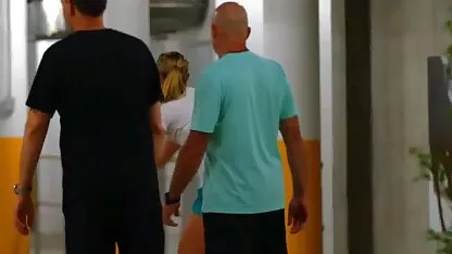 Klijentove sjajne velike grudi izludile su vrućeg terapeuta za masažu ftee porno movie