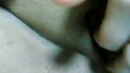 Amerikanac je stavio crnu pičku tamnopute ljepotice na calassic porno bijeli kurac