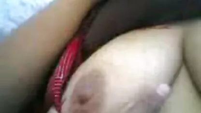 Za gomilu ruža, razigrana brineta dozvolila je prijateljici da rapetub film je jebe u guzicu