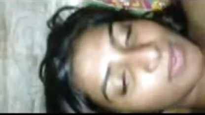 Kod kuće, ljepotica u crnim čarapama skače na tipu kurac film aloha tube