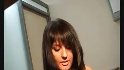 Djevojku u german retro xxx ružičastim kratkim hlačama zabavlja ono što daje sve pukotine