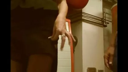 Pokrila sam guzicu i sise sa šljokicama i otišla unajmiti calassic porno