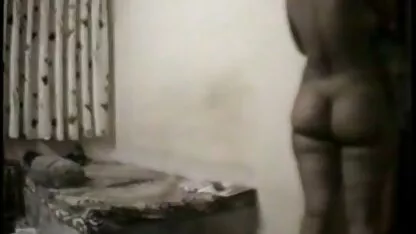 Idealna djevojka pljunula je na pristojnost i upucala glamuroznog clasc porno muškarca za seks