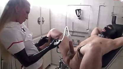 Supruga novog oca podučava pastorku lezbijskog anime porno tube seksa u bazenu