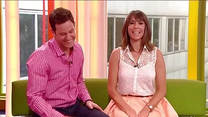 Šef gleda kroz porno tube 2012 skrivenu kameru na zaposlene s vrućim seksom u uredu