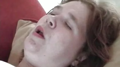 Zavedena zgodna i pusti joj da se uvuče u vaginu gold porno tub