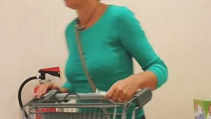 Pušenje video porno tube x na putu i analni jebač u radionici s funky biciklom