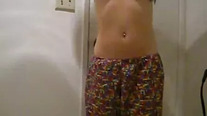 Odrasla plavuša ispljunula je filme porno 1985 malo vode po pički